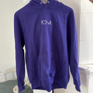 Lila hoodie från Polar skate - Säljer en lila hoodie från Polar skate, aldrig använd. 