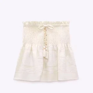 Vit kjol Zara  - Supersöt vit kjol från Zara! Så fin nu till vår och sommar. Använd max 3 gånger och har då inga fläckar eller defekter alls!😇Den är i storlek s men skulle säga att den passar xs-m då midjan är töjbar. Skriv privat för fler bilder. Använd gärna köp nu eller lämna annars ett prisförslag och hör av dig om du har några frågor!🫶💗