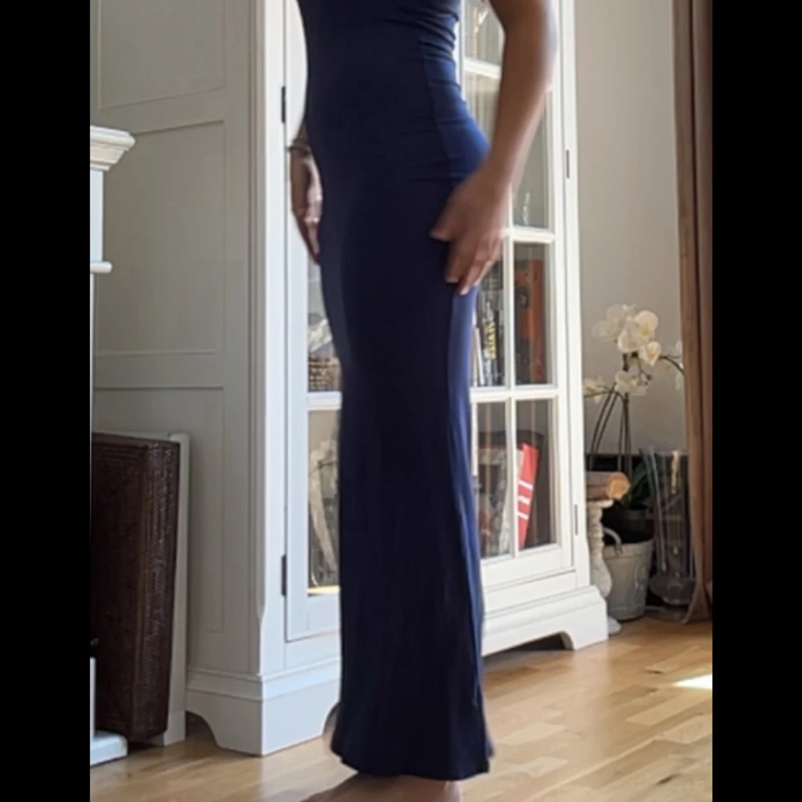 Marinblå långklänning med smala axelband - 1