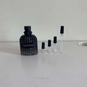Valentino Born in Roma 🍇 - En riktigt elegant doft nu inför sommaren, passar till varje tillfälle! 🤩1ml: 23kr 2ml: 37kr 3ml: 55kr 5ml: 75kr 10ml: 135kr