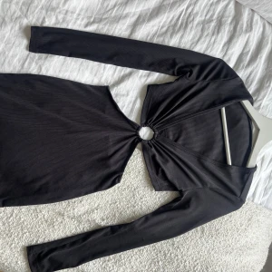 Svart cut out klänning - Svart cut out klänning från Shein. Använd endast en gång. I storlek 34 xs. Inga tecken på användning