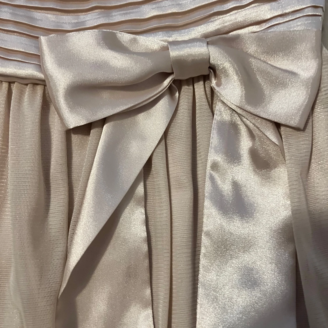 Axelbandslös kortklänning med rosett - 3