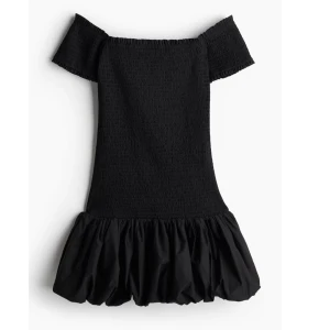 Svart offshoulder klänning med volang H&M - Trendig svart klänning med offshoulder och smockad överdel. Kjolen har en bred volang som ger extra volym och en cool look. Helt slutsåld och perfekt nu till sommaren💕💕 