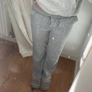 juicy byxor - äkta juicy byxor som är för små för mig! de är skit snygga och helt nya utan prislapp. de är juicy men köpta från kids brand store