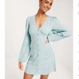 🍒Blommig klänning fr. Nelly🍒 - 🍒FLIRTY LONG SLEEVE DRESS🍒 Blommig, långärmad, kort klänning i turkosblå som liknar Adoore. Kommer i ett luftigt tunt 100% viskostyg utan stretch. Aldrig använd så i nytt skick. Midjemått rakt över: 48cm  Höftmått rakt över 56cm🍒