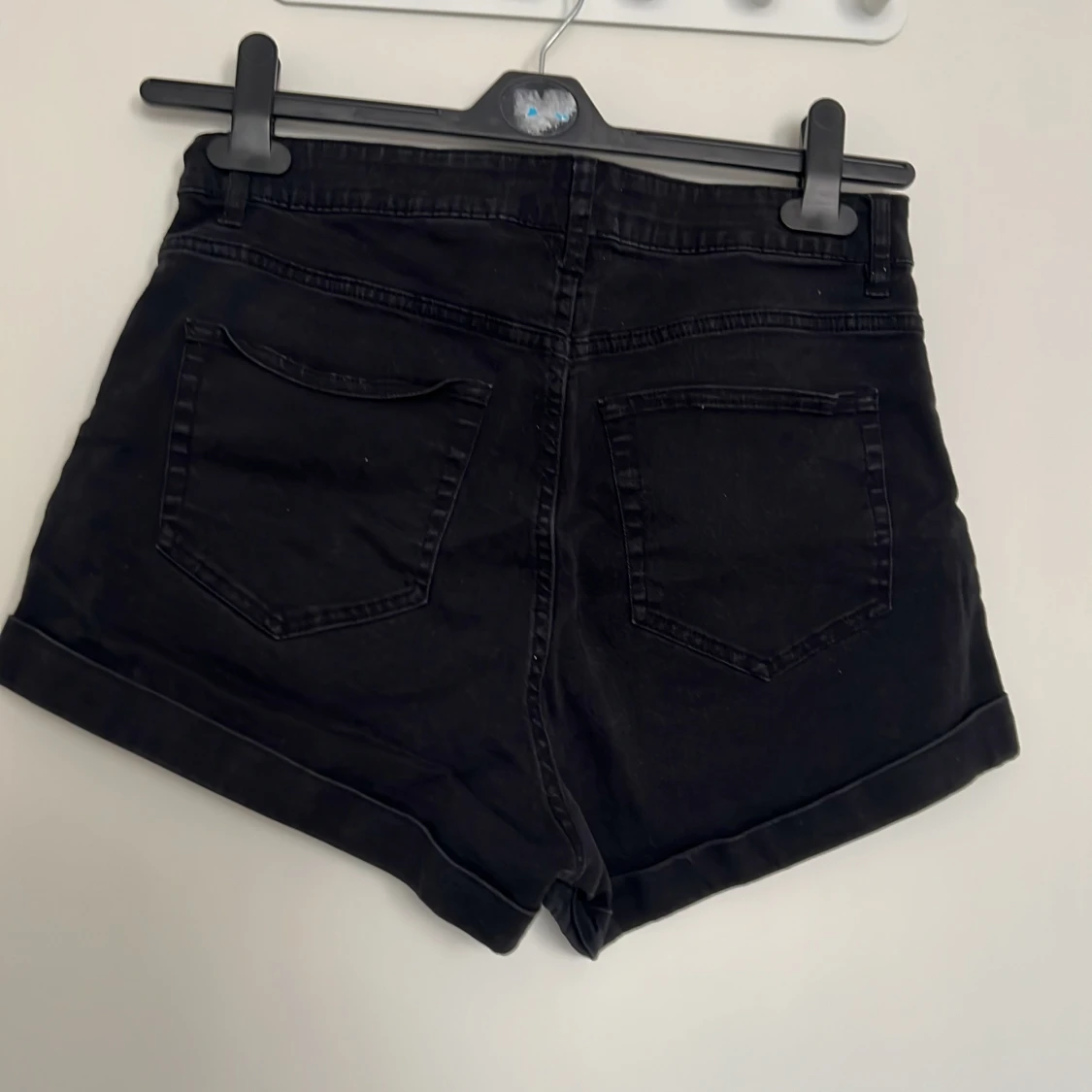Svarta jeansshorts med upprullad kant - 2