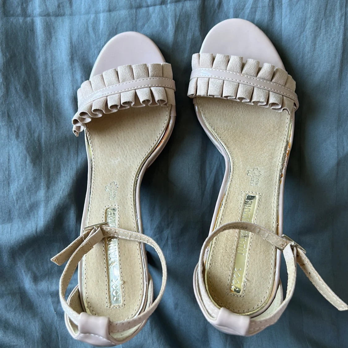 Beige sandaler med volangdetalj och klack - 3