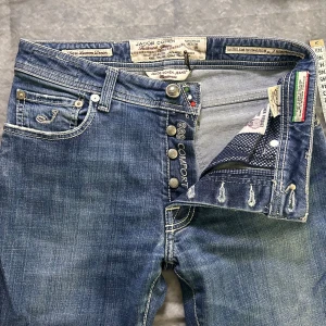 Jacob cohen jeans  - Mycket fint skick | Size 30, mått, midja 38, längd 97 | modell 688 Sitter slim straight | Nypris 5000-7000 vårt pris 1299 | Medföljer en duk