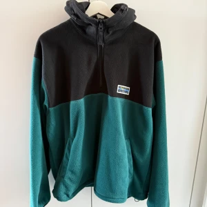 Junkyard fleece - En fleece/jacka från Junkyard med 1/4 zip. Knappt använd & inköpt för 699 ✨