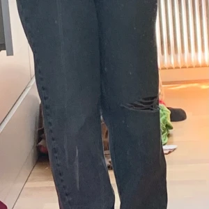 Highwaisted Wide ripped jeans - Blåa vida jeans från HM i bra kvalité. Storlek 34 men passar mig som vanligtvis har 36. 