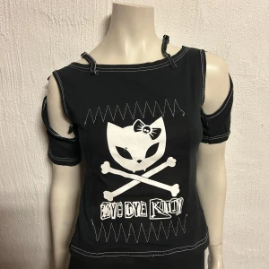 Bye bye Kitty topp M/L - Helt ny topp med bye bye Kitty. Storlek M/L. Material i stretchig bomull,