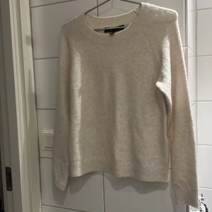 Beige stickad tröja från Vero Moda strl S - Helt ny mysig beige stickad tröja från Vero Moda med rund halsringning och ribbade muddar vid ärmslut och nederkant. Perfekt för lager-på-lager och enkel att matcha med olika outfits. 