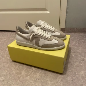 Gats (J.Lindeberg) - Säljer ett par J.Lindeberg Gats skor. Skorna är ganska sällsynta och är svåra att få tag i. Skorna är i storlek 44 och bra välskötta. Man får även med orginal kartongen i köpet. Kan prutas om du ör trevlig😄