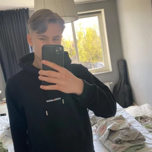 Saint Laurent hoodie - Säljer min saint Laurent hoodie som är köpt från vestiare collective i bra skick. För mer bilder kom pm. Säljer då den börjar bli för liten för mig. Skulle säga att den passar bra på nån som är cirka 170.