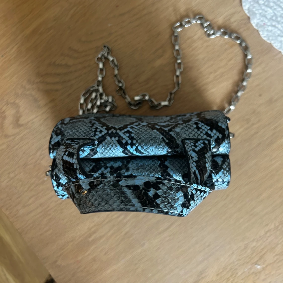 Svart och blå axelväska med ormmönster - 1