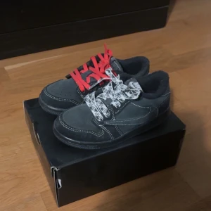 Nike x Cactus Jack Jordan 1 low - Säljer ett par Nike x Travis Scott Jordan 1 low        Storlek 27 för barn                                                            Box och Skosnöre ingår
