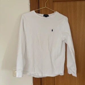 Tröja från Polo Ralph Lauren - Vit långärmad tröja från Polo Ralph Lauren. Storlek: L (14-16), passar XS-S. Hör av dig vid eventuell fråga!