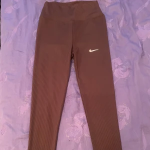 Tights - Se material på bild 3. Passar mest som Xs men går också på S. Midwaist. 