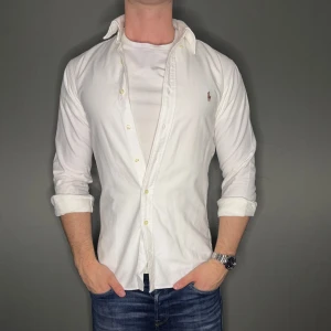 Ralph lauren skjorta - Hej säljer nu min fina Ralph lauren skjorta i storlek S. Den är i nyskick och kommer vara otroligt snygg nu i vår och framåt sommaren. Nypris cirka 1600kr! Vi kommer att sälja liknande produkter nu i vår och närmare sommar så glöm inte följa profilen!🌊🍾