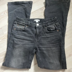 bootcut jeans från gina - jättefina jeans från gina, inga defekter. i storlek 152 men passar mig som vanligtvis har xs/s. eftersom de är stretchiga passar de många olika storlekar.