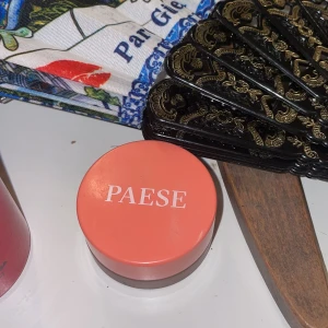 Krämrouge från Paese i korallrosa - Krämrouge från Paese i en snygg korallrosa nyans. Kommer i en rund burk med skruvlock. Perfekt för att ge kinderna en fräsch och naturlig färg med lätt glow. Enkel att applicera och bygga upp till önskad intensitet.