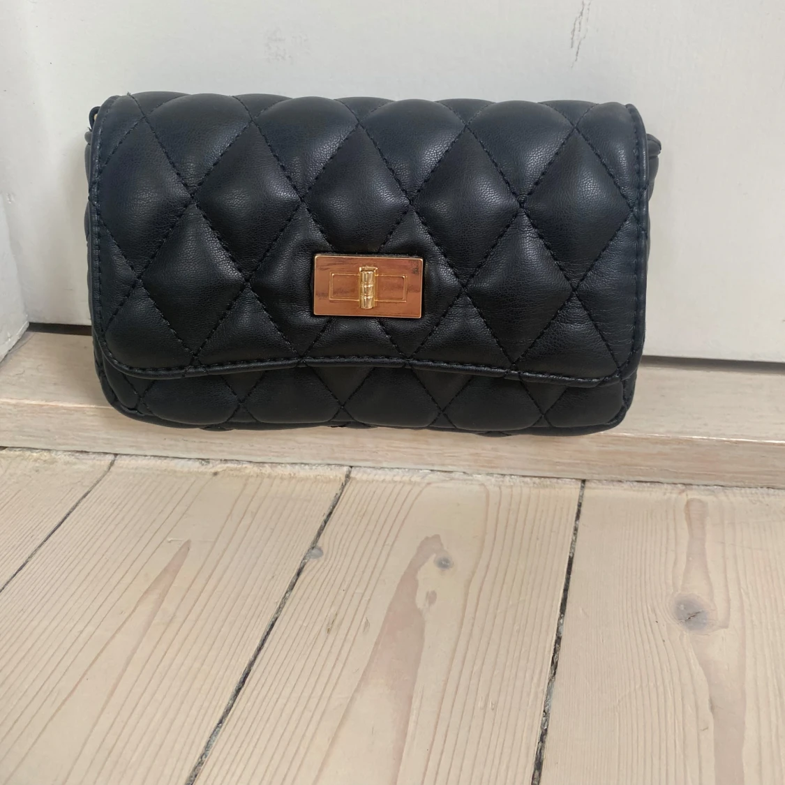 Svart quiltad axelväska med guldkedja - 2