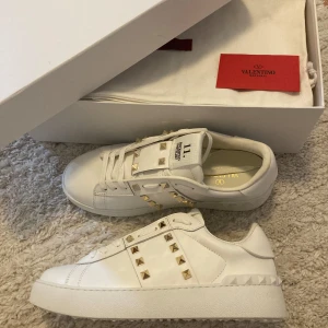 Valentino Rockstud sneakers - Säljer vidare dessa Valentino sneakers i storlek 39 med full tillbehör. Box, dust bag och extra skosnören. Inte kommit till användning så skorna är fortfarande i nyskick 💛 perfekt till vår/sommaren. 