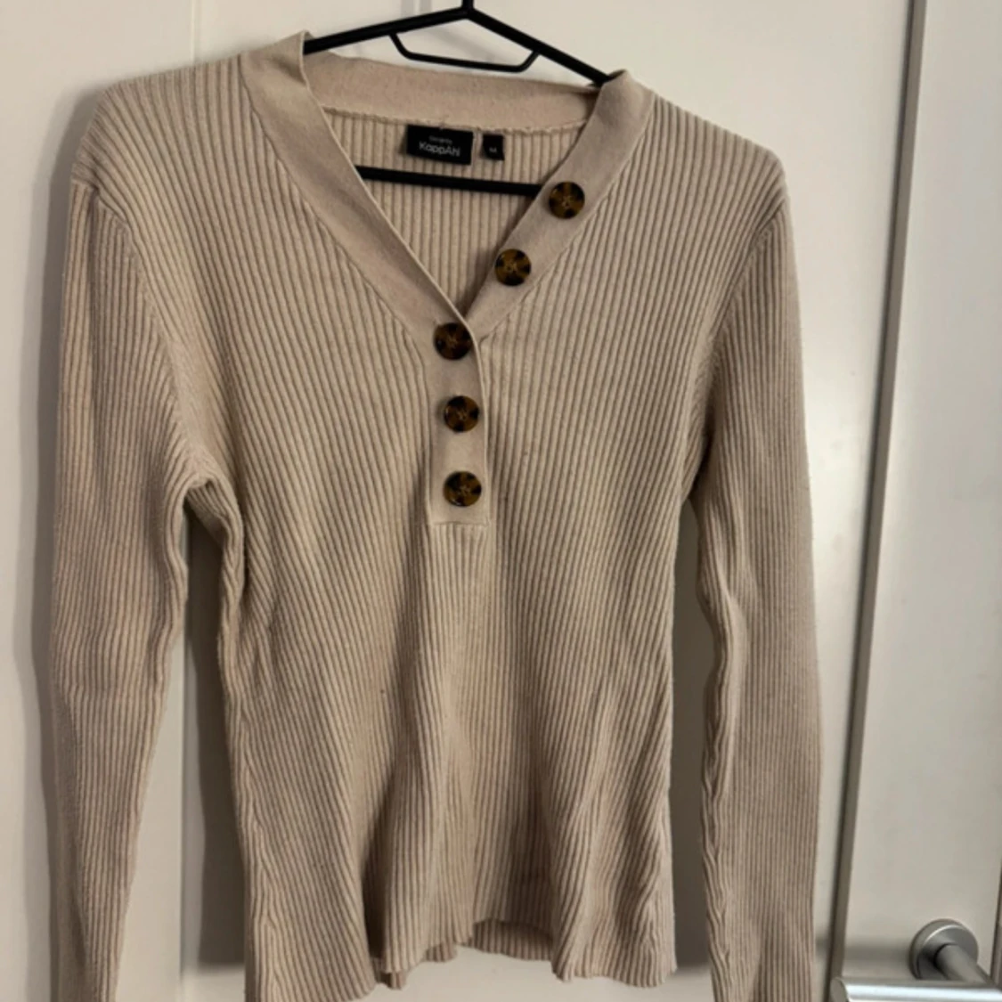 Beige ribbad långärmad tröja med knappar