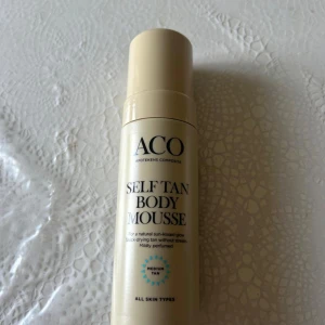 ACO Self Tan Body Mousse 150ml - HELT NY. OÖPPNAD. ... ACO Self Tan Body Mousse ger en naturlig solkysst ton till kroppen. Moussen är lätt att applicera och ger en jämn färg utan ränder. Passar alla hudtyper och har en mild doft. Färgen är medium tan.