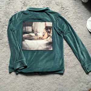 Grön Limitato tröja - Säljer en fet limitato tröja med ett stilrent tryck bak på ryggen. Mycket bra skick och inga hål. Använd 2 gånger. Hör av vid frågor och mer info. 🥳