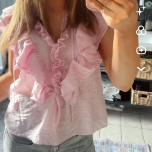 Ljusrosa blus med volang från KappAhl - *VIRAL*Supersöt ljusrosa volang blus från KappAhl! Passar också S 🌸använd fåtal gånger så som ny!💞 nypris 400kr