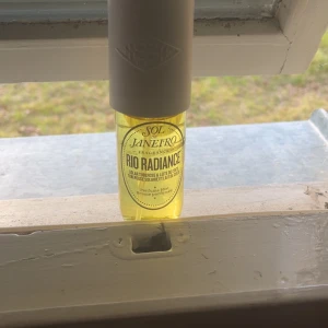 Sol de Janeiro Rio Radiance Parfymmist - Fräsch parfymmist från Sol de Janeiro med doft av rena vita blommor, krämig kokosmjölk och solvarm sand. Flaskan är genomskinlig med gul vätska och vit kork. Perfekt för dig som gillar tropiska och soliga dofter. 