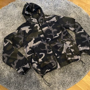 Camouflage vindjacka  - Säljer en snygg vindjacka i gott skick och inte använd! Den är lite liten i storleken och priset är inte hugget i sten 