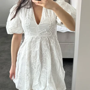 Vit kortklänning/Studentklänning från Zara - Aldrig använd. Prislapp kvar. Normal i storleken.