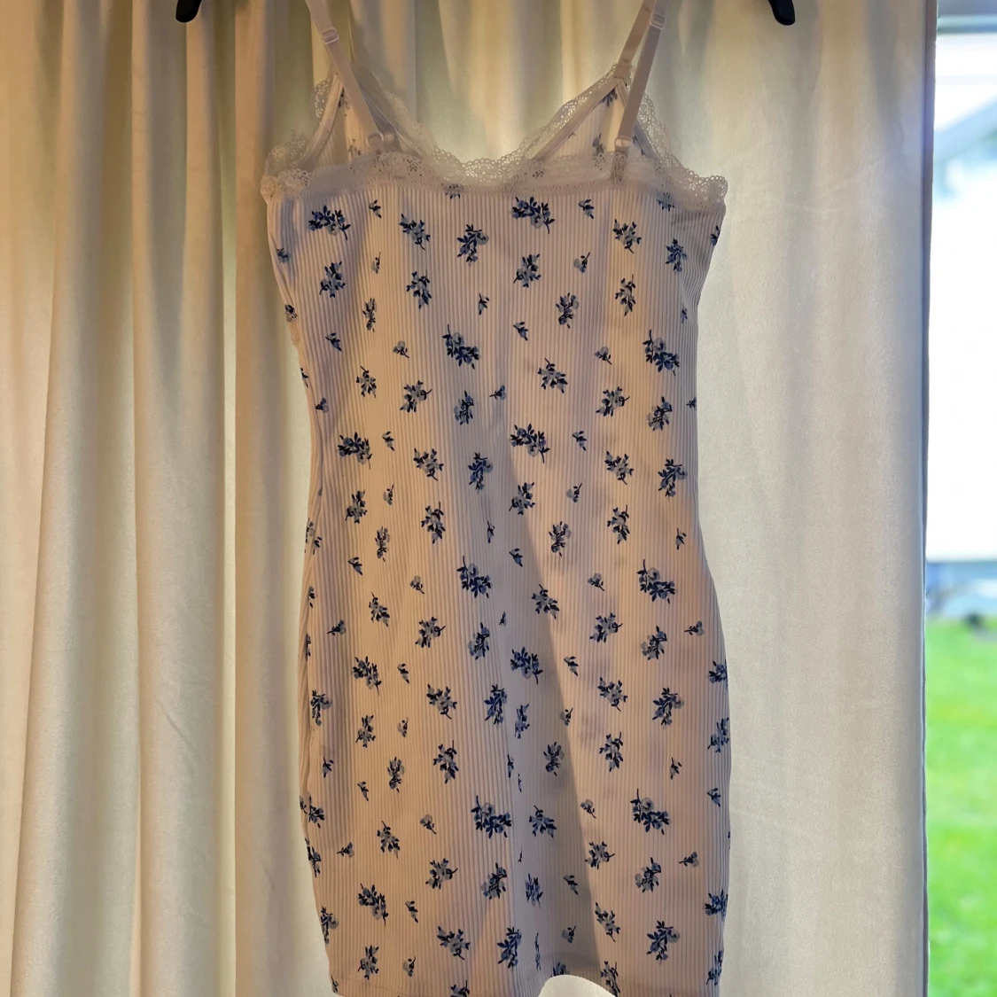 Vit blommig ribbad klänning med spetsdetaljer från H&M - 1