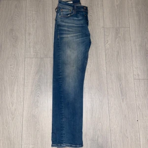 Blåa jeans - Jack n Jones - Säljer dessa heta jeans från Jack and Jones. De är i nyskick och har storleken 29 i midja och 30 i längd.