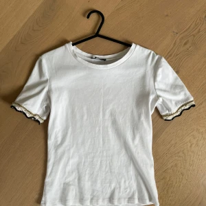 Vit T-shirt med guld detaljer från Zara  - Super söt topp från Zara, perfekt för många tillfällen. Köpt för ungefär 199 tror jag. 