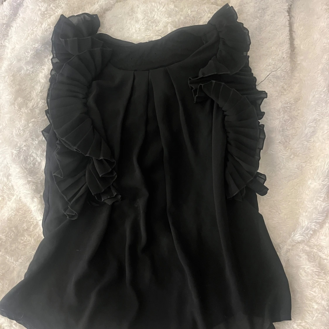 Snygg svart volangblus !!