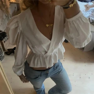Blus med puffärm - Säljer denna superfina blusen med puffärmar💗Storlek S