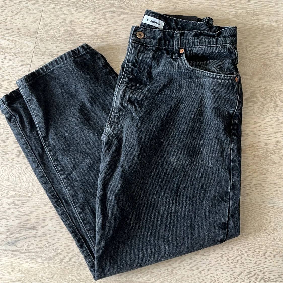 Svarta jeansbyxor från Woodbird