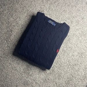 Ralph Lauren kabelstickad tröja – Mörkblå (M)  - Ralph Lauren kabelstickad tröja – Mörkblå (M) 💙 Säljer en klassisk kabelstickad tröja från Ralph Lauren i mörkblått. Superfräsch i perfekt skick – inget tecken på användning!  • Storlek: M (se mått nedan) • Mått: 📏 Längd 68 cm, armhåla till armhåla 50 cm, axel till axel 45 cm • Färg: Mörkblå • Modell: Kabelstickad – tidlös och elegant • Skick: Som ny – inget tecken på användning • Nypris: ca 2800 kr 💸  Perfekt till vardags eller finare tillfällen – snygg, bekväm och passar till allt!  📍 Finns i 