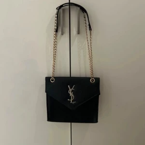 Väska  - Fin väska använd fåtal gånger.  Fint Skick