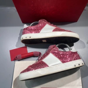 Valentino skor - Hej! Säljer nu mina skor från märket Valentino, storlek 39 bra skick, givetvis äkta. Tveka inte på att höra av dig om du har frågor eller funderingar kring skorna! 