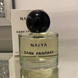 Parfym- helt ny - Somrig parfym från Naiya- helt ny och oanvänd. Luktar exakt som Born in Roma av Valentino. Säljes då jag äger dubbletter av parfymen.💗