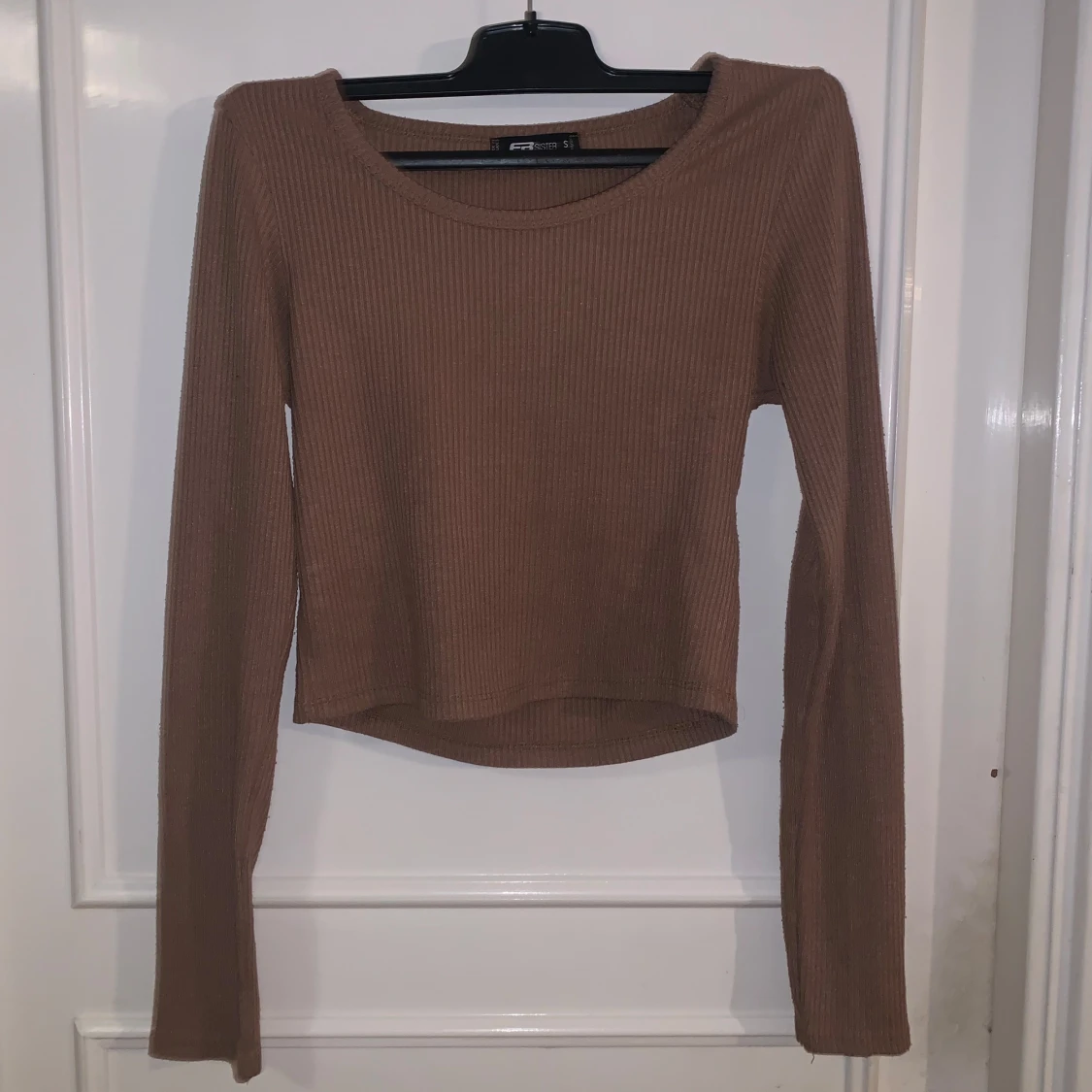 Brun ribbad croppad långärmad topp från FB Sister