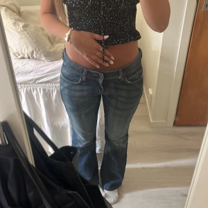 Blå lågmidjade jeans från only - Säljer ett par klassiska blå jeansbyxor från Susan med bootcut-stil. Byxorna är lågmidjade och har en snygg tvätt med lätt slitning. De har dragkedja och knapp framtill samt fem fickor. Perfekta för dig som gillar en avslappnad och tidlös look. Midjemått är ca 41cm rakt över och innerbenslängden ca 80🥰 skulle säga de passar som 36/s står storlek 38/32