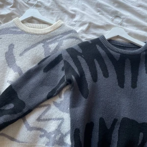 Två mönstrade stickade tröjor - Köp 1 för 130kr och 2 för 200kr. Två populära stickade tröjor. Som nya! Inte noppriga och perfekta för clean-stil. Enkla att styla och passar både män och kvinnor😙Säljer då varken jag eller min bror inte använder dessa längre, precis som nya🤩‼️