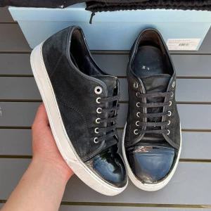 Lanvin - Säljer dess sjukt feta lanvins med glans. Perfekt till sommaren! Uk7 vilket motsvarar 41-42! Skick 8-10! Defekter? Lite heeldrag och lite slitna snöreb. Observera att mochan är ny tvättad och kan se lite blöt ut. Vad ingår? Dustbag! Hör av dig vid minsta fundering🤩