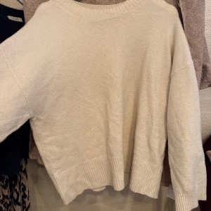 Stickad tröja  - Jättefin stickad tröja från stradivarius, lite nopprig men syns ej på långt håll 💘