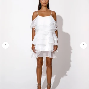 Slutsåld by malina klänning❣️ - Superfin by malina klänning med volang, helt ny med alla lappar kvar💞💞